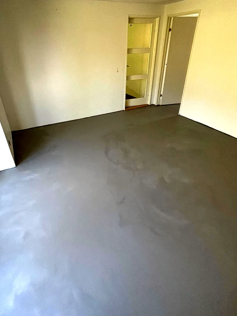 Efter: Samme stue med nyt designgulv i PU