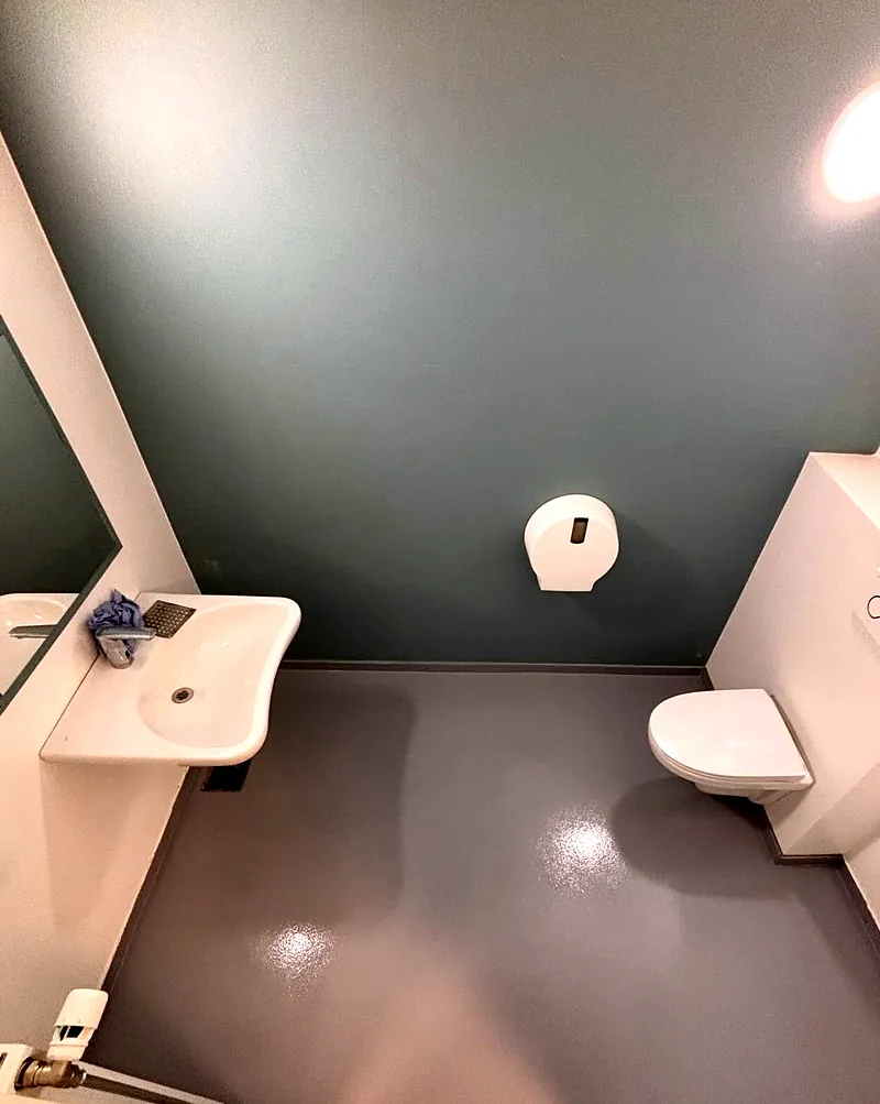Efter: Samme toiletrum med nyt gråt epoxygulv
