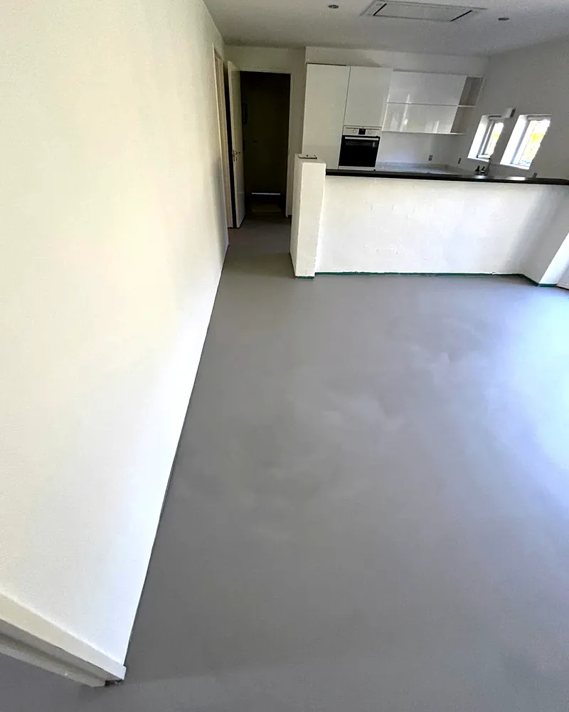 Alrum med nyt designgulv og køkken i baggrunden