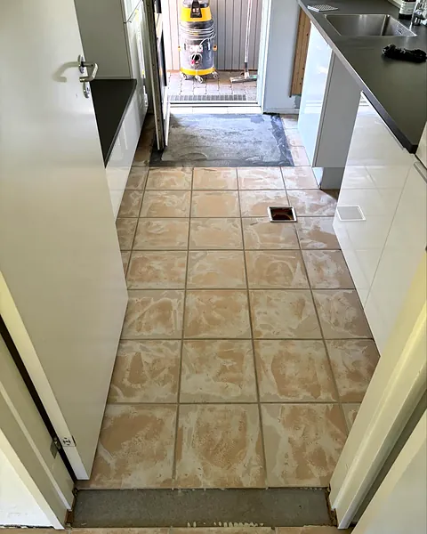 Gamle klinker i køkken før renovering
