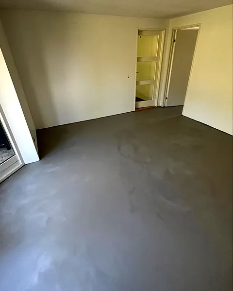 Designgulv i to grå nuancer