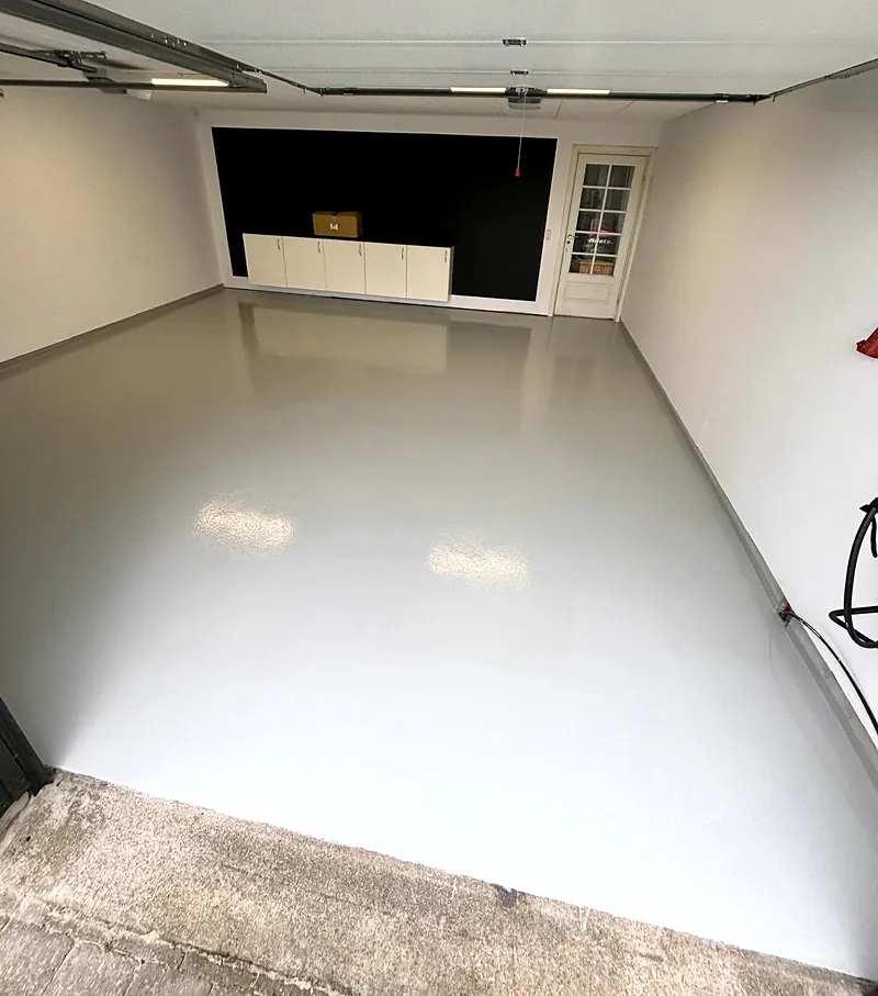 Garage med lysegråt epoxygulv