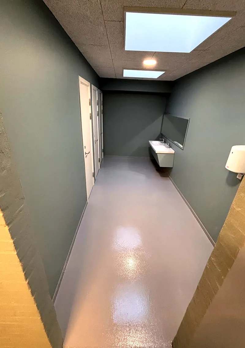 Gang på Vester Skerninge Skole med nyt gråt epoxygulv