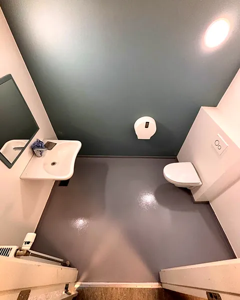 Færdigt epoxygulv i toiletrum på skole
