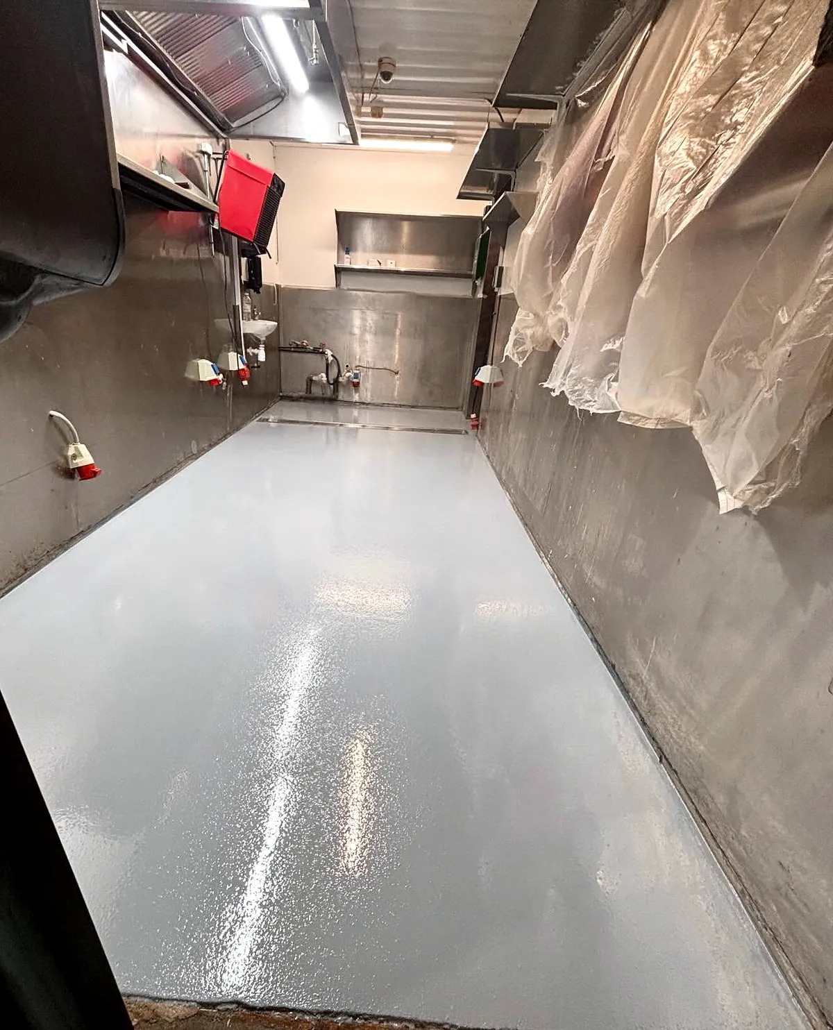 Køkken i foodtruck med nyt blankt gråt epoxygulv