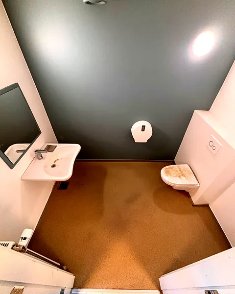 Toiletrum på skole under opbygning