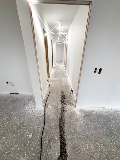 Rå beton med repareret revne