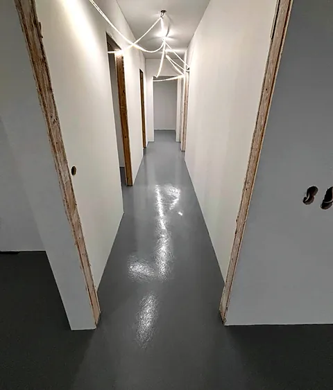 Gulv under opbygning med blankt gråt lag