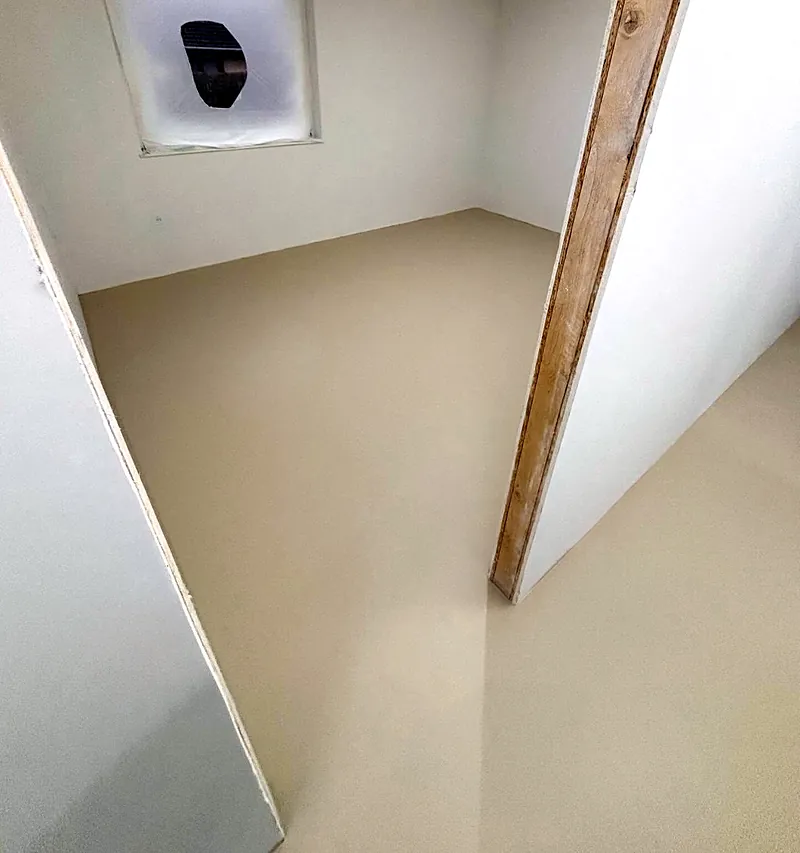Rum med ensfarvet PU gulv og vindue