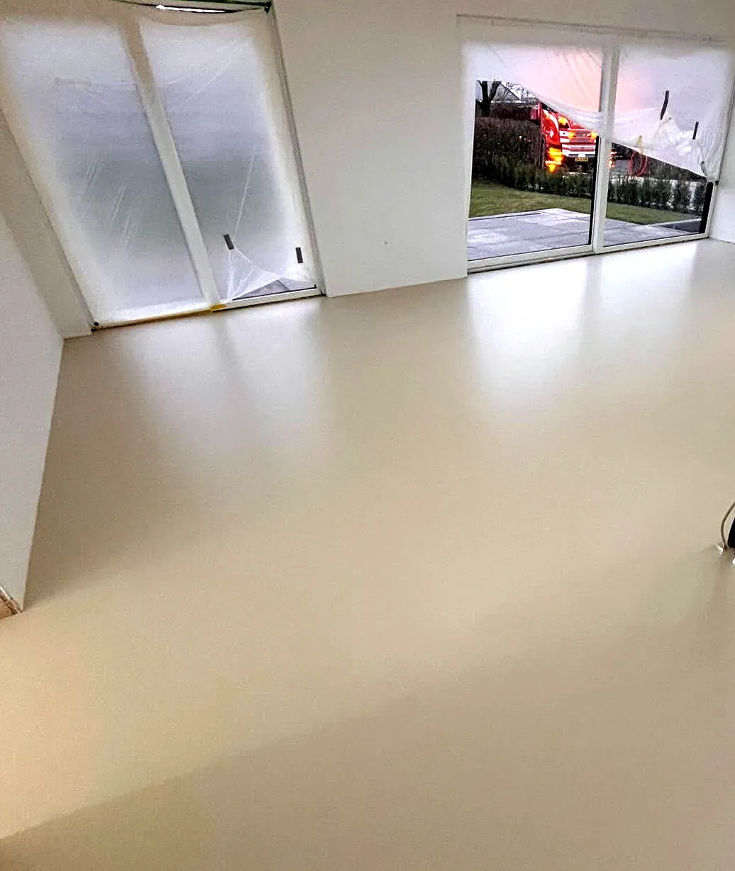 Stue med nyt ensfarvet PU gulv i en lys sandfarve
